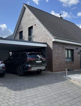 Modernes Einfamilienhaus mit Doppel-Carport, Pool und Sauna in Bardowick - Bardowick