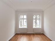 FRISCH RENOVIERTER ALTBAUTRAUM MIT STUCKDETAILS // Bezugsfreie 3-Raum-Wohnung mit Balkon - Leipzig