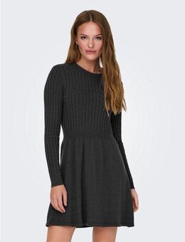 ONLY Strickkleid ONLFIA LS CABLE DRESS KNT tailliert und mit dezentem Zopfstrickmuster im Oberteil