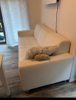 Gemütliche Couch, weiß, Kunstleder - Berlin Treptow-Köpenick