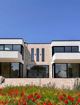 **Luxusvilla mit weitläufigem Grundstück - Exklusives Wohnen nahe Landshut** - Altdorf (Bayern)