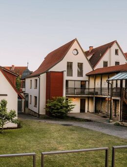 Besonders wohnen in exklusiver Hofanlage - hochwertig saniert, energieeffizient mit Aufzug und Garten in Niederlauer - Bad Neustadt (Saale)