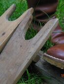 2 x Stiefelknecht uralt aus Holz in 80335