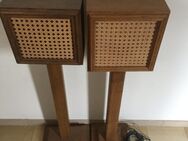 2 Lautsprecher auf Holz-Ständer - Emsdetten Zentrum