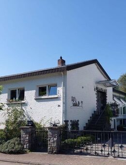 Freistehendes Komforthaus mit ausgebautem UG, Gartenanlage mit Fischteich und 3 Garagen, ruhig und idyllisch gelegen in St. Ingbert Reichenbrunn - Sankt Ingbert