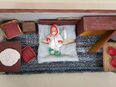 Puppenschlafzimmer mit alter Puppe, Puppenstube aus Holz mit Zubehör in 87600