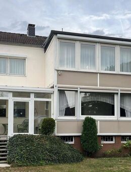 Freistehendes Zweifamilienhaus auf großem Eckgrundstück in Hannover Nord - Hannover