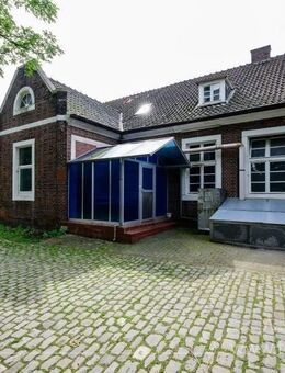 Eine Gelegenheit für Entwickler, Selbstständige...: Bahnhofsgebäude mit über 400 m² Nutzfläche - Westoverledingen