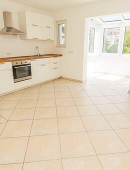 Modernisierte Etagenwohnung mit Wintergarten - 3 Zimmer in Düsseldorf-Benrath - Düsseldorf