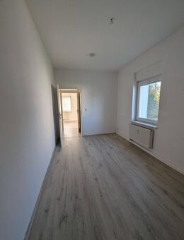 +++SCHICKE, FREUNDLICHE 3-R.WHG.+MIT BALKON+DUSCHBAD+1.OG+NEUES LAMINAT!!!+++ - Bennewitz