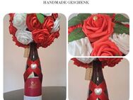 Exklusives Handmade Kombi-Geschenk: Blumenstrauß und Rotwein. Date Valentinstag Hochzeitsdeko Tischdeko Geschenke für Frauen - Villingen-Schwenningen