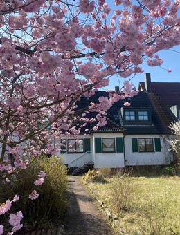 Charmante Doppelhaushälfte im fränkischen Stil mit Garage in ruhiger Wohnlage von Alterlangen (sanierungsbedürftig) - Erlangen