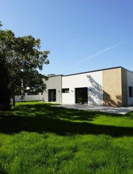 Halle-Dölau: Bezugsfertiger Einfamilienhaus-Bungalow auf 5.800 qm Grundstück, ruhige Randlage, mit Vollausstattung - Halle (Saale)