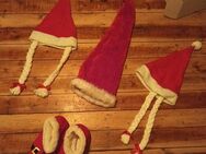 NEU! Wichtelhausschuhe Weihnachtshausschuhe warm gefüttert rutschfeste Noppenprofillaufsohle Gr. M 40-41 + Wichtelmützen Weihnachtsmützen Weihnachtsfrau mit geflochtenen Zöpfen für weibliche Wichtel - Schladen-Werla