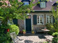 Seltene Gelegenheit im historischen Arnoldshof: Haus mit Garten, Terrasse und Garage - Köln
