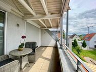 Sonnige Dachgeschosswohnung in begehrter Wohnlage - zwei Bäder, Aufzug & TG-Stellplatz - Kirchheim (Teck)