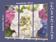 Bestatterbedarf: Roll-Up Display "Hortensienblüten" in Version bunt - Dekoration Trauerhalle, Trauerdekoration, Hallendeko, Bestatterzubehör - Wilhelmshaven Zentrum