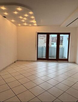 Charmante Maisonette-Dachgeschosswohnung mit 3,5 Zimmern und Süd-Balkon - Nürnberg