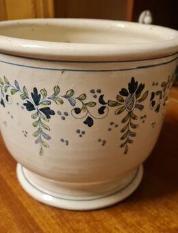 Schöner Blumenübertopf in beige mit blauem und gelbgrünem Dekor - Gründau
