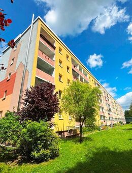 Schöne 4-Raum-Wohnung in sehr gepflegter Wohnanlage mit EBK, Dusche und Balkon - in Zschopau - Zschopau