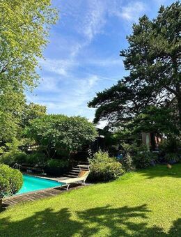 Fürth-Obermichelbach ~ Exklusiver Architekten-Bungalow – Paradies mitten im Grünen mit parkähnlichem Anwesen, Pool und Garten in ruhiger Traumlage - Obermichelbach