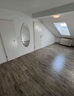 Großzügige 1-Zimmer-Dachgeschoss-Wohnung mit schönem Ausblick, Aufzug, Stellplatz - Kiel