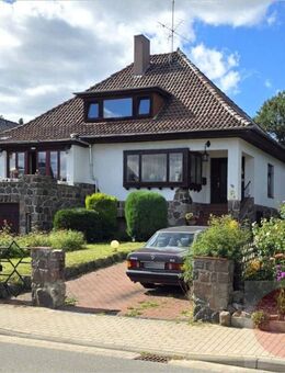 Zum Wachküssen: Attraktives Grundstück mit Zweifamilienhaus und Garage in gepflegter Wohnlage - Reinfeld (Holstein)