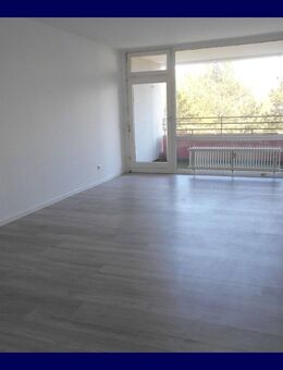 3-Zimmer-Wohnung + Loggia! Renoviert, separate Küche, Wannenbad, neuer Boden, Aufzug - Bochum