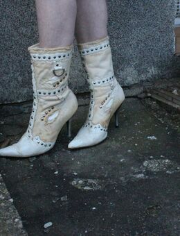Viel getragene weiße Stiefel, Stiefeletten, Highheels mit Nieten, Spikes, Gr. 39 - Düsseldorf