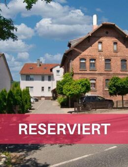 Zwei Wohnhäuser mit fünf Garagen auf einem Grundstück vereint - Edermünde