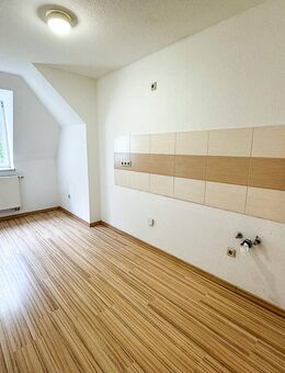 Schicke Dachgeschoss-Wohnung im Herzen von Aue zu vermieten! - Aue