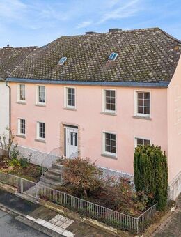 Charmantes EFH mit Innenhof und Nebengebäude sowie Garten - Birlenbach