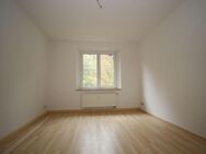 **Große 2-Zimmer-Wohnung mit Balkon in ruhiger Wohnlage zu vermieten** - Plauen