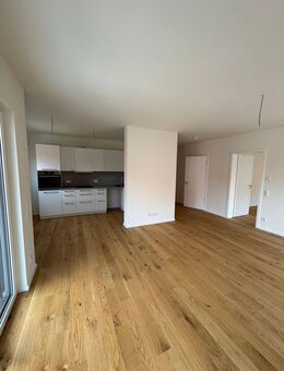 Helle Etagenwohnung mit offener Küche - Berlin