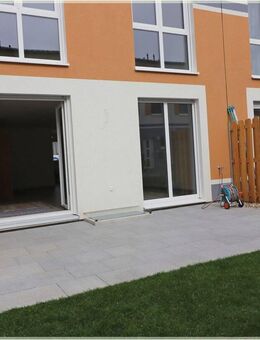 ~~ KfW70-RMH - viel Platz, EBK (Ablöse), 2 Bäder, Dachterrasse, hochw. Ausstattung, super Anbindung! - Adelsdorf