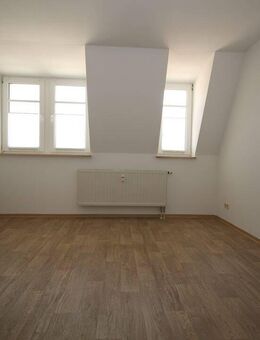 RENOVIERT! **Gemütliche 2-Zimmer-Dachgeschosswohnung mit großem Badezimmer zu vermieten** - Plauen