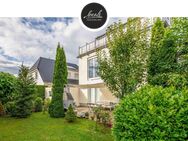 Zeitlose Eleganz: Exklusives Einfamilienhaus in ruhiger Lage mit Garten, Terrassen, Garage und Kamin - Berlin
