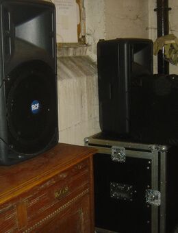 Musikequipment: zwei RTF 312A Aktivboxen, 2 QSC Aktivboxen, Rack mit Mischpult etc., Kabelkoffer mit Inhalt - Grevenbroich