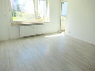 Sehr helle 2025 renovierte 2 Zi-EG-Wohnung mit Balkon am idyllischen Schloßbach gelegen! - Bückeburg