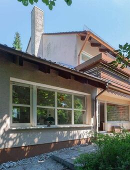 FBC - Verträumte Doppelhaushälfte mit Kaminzimmer u. 2 Garagen - Puchheim