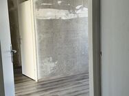 Gepflegte 3-Zimmer Wohnung mit Balkon mit neutralem Laminatboden für jeden Einrichtungsstil. - Monheim (Rhein)