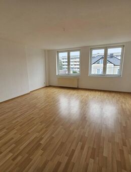 Schön geschnittene 3 Zimmer Wohnung, Balkon, Einbauküche mit E-Geräten, Tiefgaragenstellplatz - Schönebeck (Elbe)