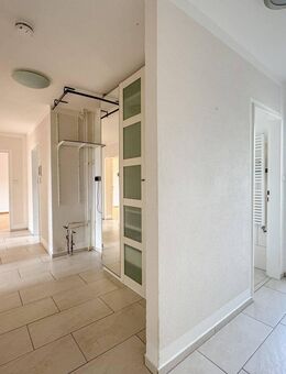 Sonnige 3-Zimmer Wohnung mit Fahrstuhl und Balkon - Kassel