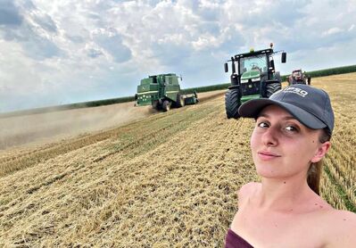 Heiße Landträume mit Andrea – deiner verführerischen Landwirtin 🌾🔥