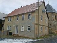 Wohnhaus mit Wirtschaftsgebäude an historischer Stadtmauer in Themar - Themar