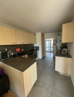 Sehr schöne, große 3-Zimmerwohnung mit Balkon u. eigenem Eingang - Schwanstetten