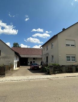 Zweifamilienhaus mit Potenzial und landwirtschaflichen Gebäuden - Burgheim