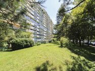 Lichtdurchflutete 3-Zimmer-Wohnung mit 2 Balkonen im 12. Obergeschoss - München