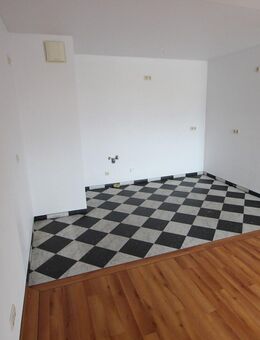 Jetzt individuelle 3-Raum-Wohnung im Altbau mit Wanne und Aufzug sichern. - Gera