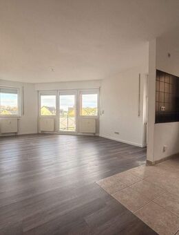 2-Raum mit Balkon und Fahrstuhl - neuer Fußboden - Lichtenstein (Sachsen)